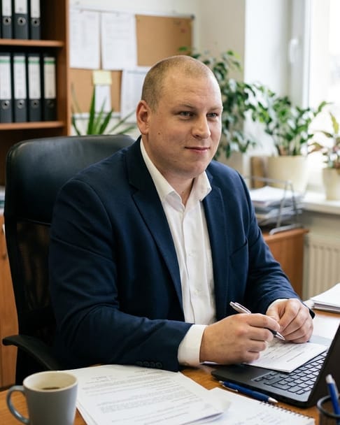 A pályázati tanácsadó az irodájában, az íróasztalnál