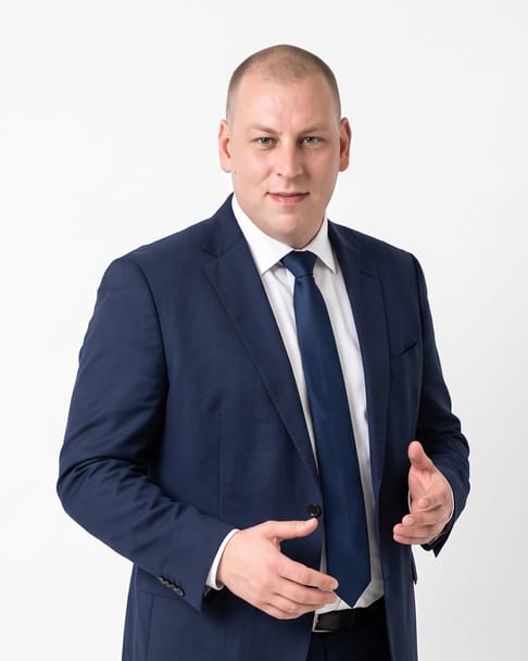 A pályázati tanácsadó sötétkék öltönyben